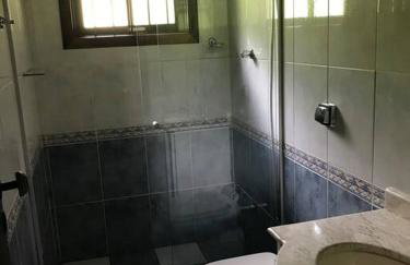 Lindo e aconchegante chalé com piscina, lareira e churrasqueira - Foto 3