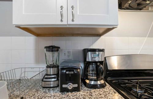 Escape to Raleigh Ave Glamour - Steps to the Beach - Foto 13