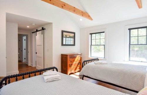 Gorgeous Renovation Walk to Water - Photo 23