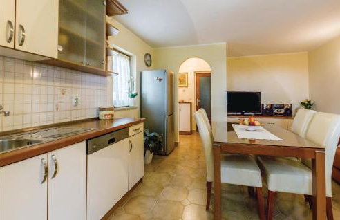 2 Bedroom Amazing Apartment In Kanfanar - Foto 12