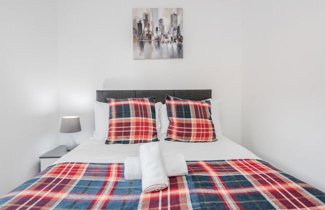 Beautiful 3-bed Apartment in Romford - Photo 4