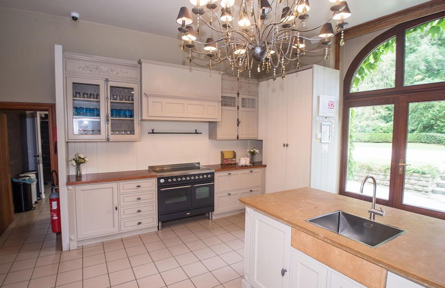 Magnificent Luxury Chateau in Vast Garden with Sauna & Hot Tubs - Photo 24