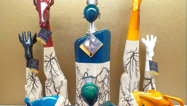 Diferentes obras de arte en la exposición de la joyería