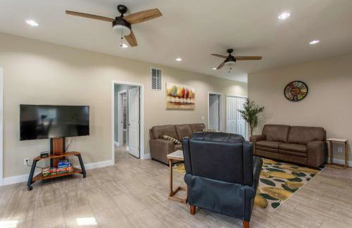 3BR House By Lake with BBQ Fire Pit & EV Charger - Foto 16