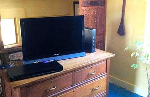 Luxurious Riverfront Cottage with a Hot Tub and a Fireplace near the Twin Lakes, Connecticut - Foto 6