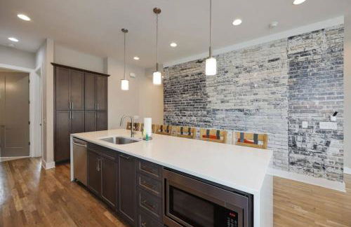 Two Townhomes - Hot Tubs and Rooftop Balconies - Foto 17