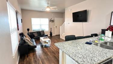 Luxury 3BR Townhome Stay - Foto 5