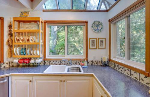 Enchanting Escape with Hot Tub, Decks and Views! - Foto 6