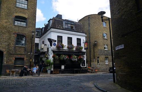 2 Bed with Garden & Free Parking near the Thames - Photo 13