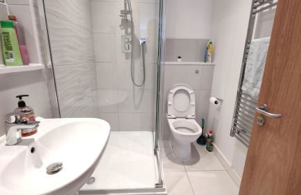 Bee City Cosy Stay - Near Train Stations and Shopping Centre with Paid Private Parking, 500Mbps Internet and Netflix - Foto 5