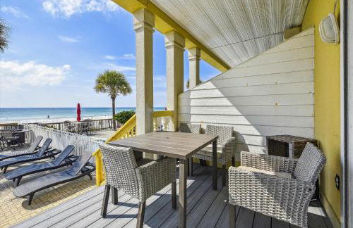 Just Beachy - 5 Bedroom Beach Front Home! Sleeps 20 Home by RedAwning - Foto 85
