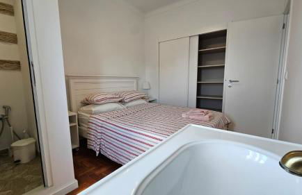 Almada Lisbon em frente dos transportes públicos - Foto 7