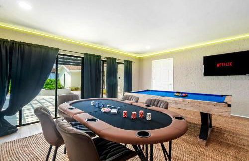 Deluxe Waterfront Villa with BBQ, Pool and Game Room - Photo 32