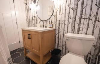 Centrally Located Cozy Modern Home in Bethel - Foto 21