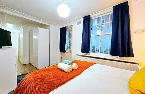 Spacious & Cosy 2 Bedroom Home plus 2 Sofa-beds with Private Entrance and Back Patio, 3 min walk to Earl's Court Station - Photo 30