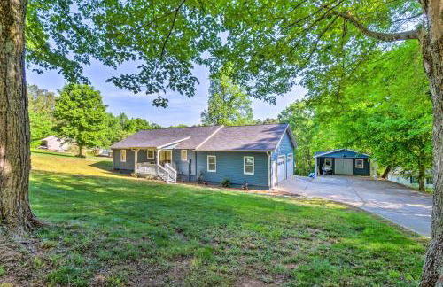 Lakefront Townville Gem with Boat Dock and Kayaks - Foto 36