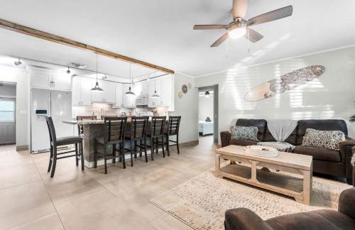 Boho Tiki Villa w Heated Saltwater Pool, King Beds & 6TVs - Photo 20