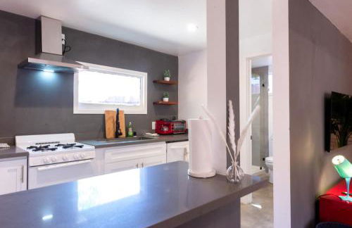 Modern Private Guesthouse with Parking, Yard, and Washer Dryer - Foto 26