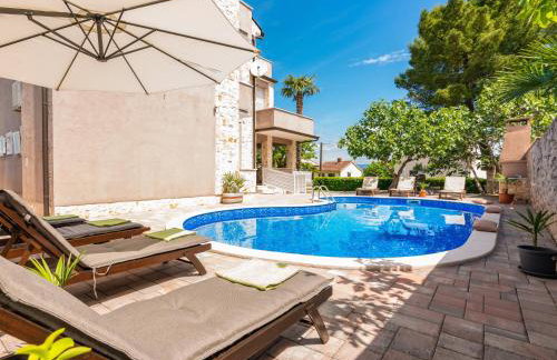 Private holiday house Villa SoulSet with garden and Pool Near Beach in Malinska, Krk - Foto 1