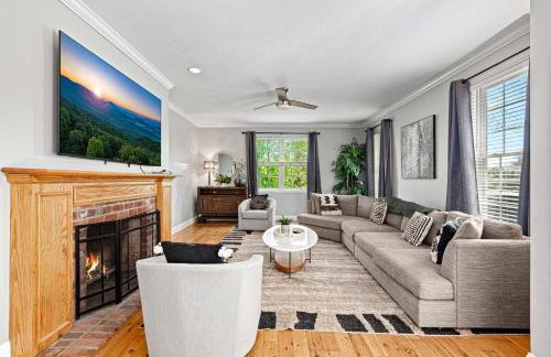 15 Minutes to Asheville! Spacious 7BR Luxury Home | Pool | Hot Tub | Game Room - Foto 31