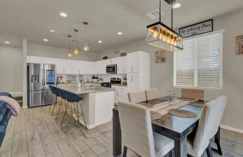 Serenity Retreat: 3BR, Heated Pool, Parking - Foto 12