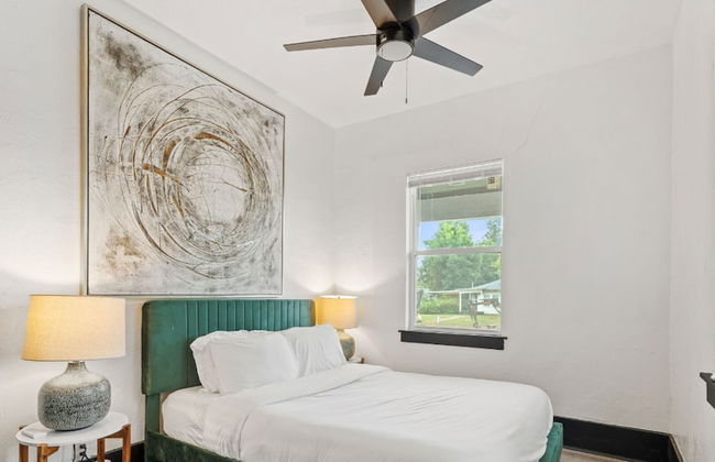 6BR Retreat Comfort Convenience Kitchen 16 - Photo 12