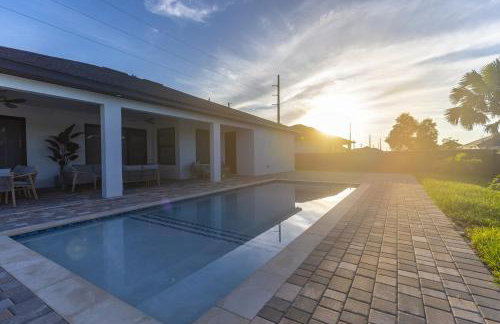 KING BED - FREE Pool Heat - 85 in TV - 4BR Villa - Foto 56