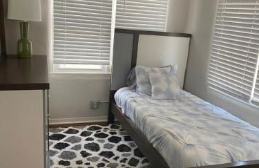 DOWN TOWN BUNGALOW Entire home available - Foto 12