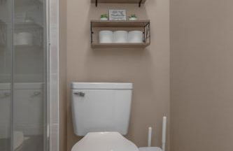 Cozy Stay with Games, 15 min to NYC, Private Backyard - Sleeps 6 - NEAR METLIFE STADIUM - Foto 30