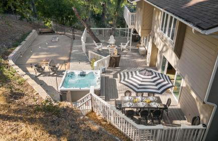 Hidden Oaks Farmhouse by Avantstay Hot Tub, Deck - Foto 2