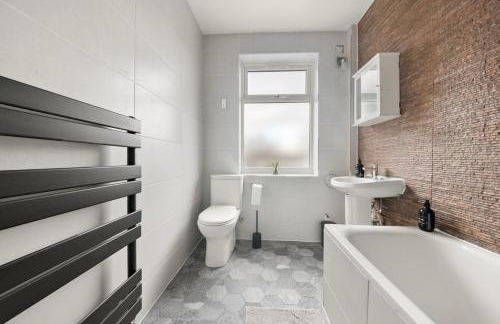 Acton 4BR House I Contractors I Families I Parking - Foto 6