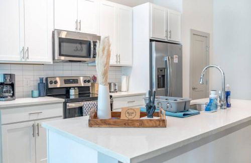 Beautiful RiverWalk Apt with Full Amenities, King Bed & Free Parking - Foto 46