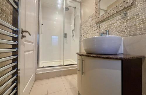 Private Five Bedroom Bungalow in Chertsey - Foto 16