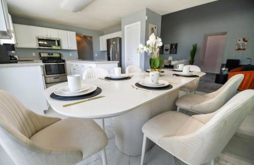 Modern Comfort Loves Park - Stylish 3BR Getaway - Foto 21