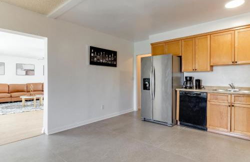 Charming 5 Bedroom Granada Hills House with Pool - Foto 13