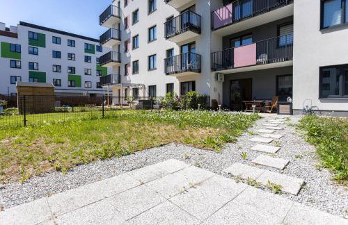 Elegant apartment with private garden, AC and garage, near airport - Photo 21