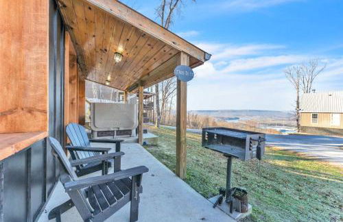 This is IT Cabin with a hot tub fire pit & indoor pool - Foto 24