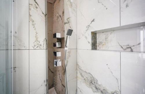 Stylish Home With Free Parking And Easy City Access - Photo 46