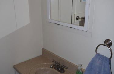 The Cute & Cozy - Lower Apt - Great Location! - Photo 39