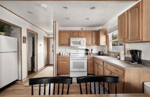 Cozy cabin w hot tub, fire pit & pet-friendly - Foto 23