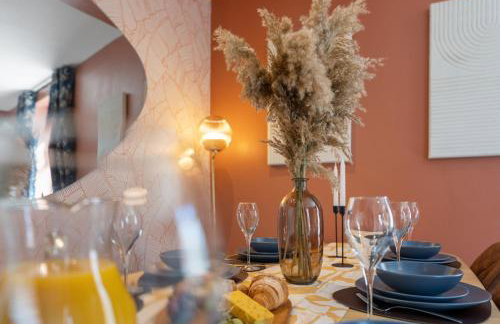 4-Bedroom Stunning Luxe, Spacious & Stylish Design House Bolton, Sleeps 11, with Parking Central Bolton, Links to Manchester, Pet-Friendly, Best For Groups! WORK CONTRACTORS SPECIAL OFFER! - by Blue Puffin Stays - Foto 7