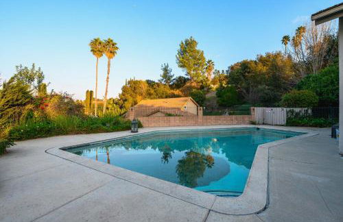 Serene Hilltop Oasis Above the City w Private Pool - Foto 1