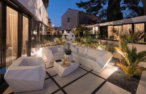 Posh Residence Luxury Suites - Photo 30