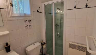 logement entier en pleine nature avec jardin terrasse tennis pétanque piscine - Foto 2, Shower