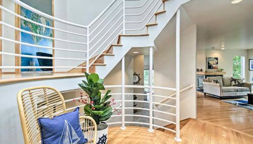 Unique Port Ludlow Home with 3 Decks and Hot Tub! - Foto 4