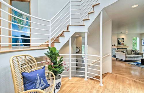 Unique Port Ludlow Home with 3 Decks and Hot Tub! - Foto 4