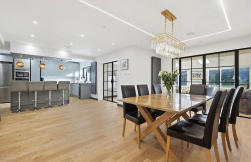 Month Stays, Free parking Luxury 4 Bed - Photo 13