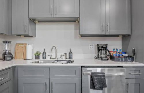 Apt+ 2 Queens+Bunkbed+Free Parking 55"TV - Photo 23