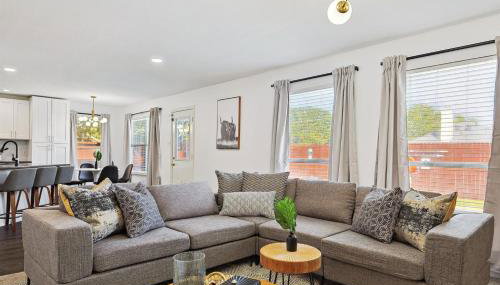 Modern Comforts & Classic Charm w Pool 5BD - Foto 3