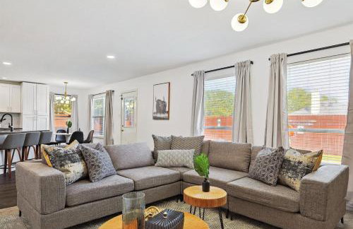 Modern Comforts & Classic Charm w Pool 5BD - Foto 3